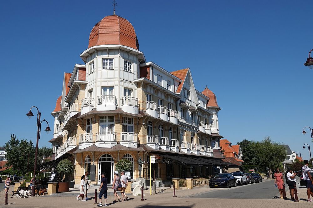 Het witte belle-époquegebouw Grand Hôtel Belle Vue in De Haan