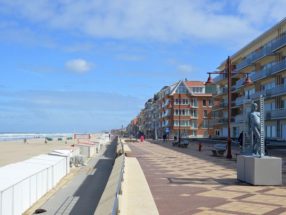 Het strand van De Haan gezien vanaf de zeedijk